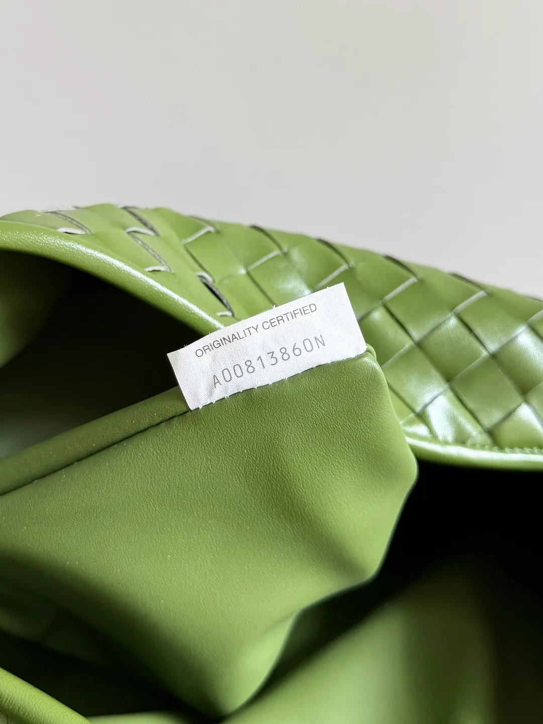 Batch 2160 Recently, I seem to be obsessed with this bag from BV~ The new Hop is really not too beautiful. The whole bag has no seams. The bag body and handles are made of one piece of leather. It embodies the style and essence of Bottega Veneta. It truly represents craftsmanship and creativity. The large size has a very loose and lazy upper body. Big bag lovers will definitely not regret buying it. Style number: 763970 Size: 53*24*13